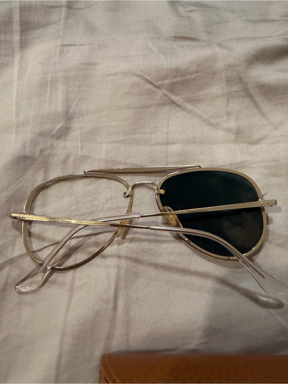Ray-Ban Gold Frame Sunglasses with Black Lenses one lens needs fixing - Picture 3 of 4